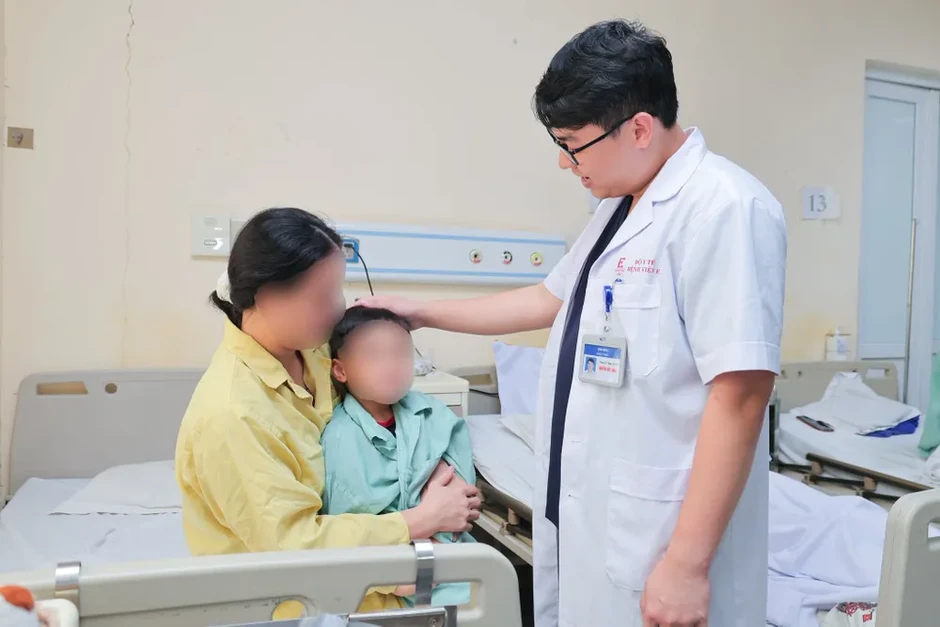 Va chạm với máy tập thể dục ngoài trời, bé trai 5 tuổi bị thương vùng kín