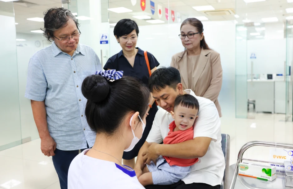 Vắc xin tay chân miệng được mong chờ nhiều năm đã có tại VNVC, bác sĩ nhi khoa khuyên trẻ tiêm sớm Vắc xin tay chân miệng được mong chờ nhiều năm đã có tại VNVC, bác sĩ nhi khoa khuyên trẻ tiêm sớm