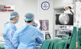 Vén nhãn cầu lấy trọn u sau hốc mắt - Báo TinVina
