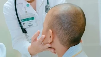 Vệt sáng trong mắt cảnh báo ung thư nguy hiểm ở trẻ nhỏ