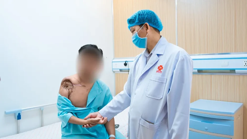 Vi phẫu hồi sinh cánh tay đã bị đứt lìa cho thanh niên Campuchia Vi phẫu hồi sinh cánh tay đã bị đứt lìa cho thanh niên Campuchia