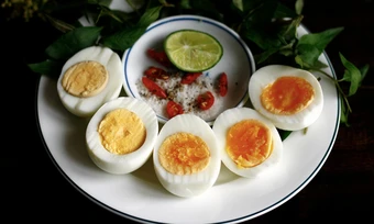 Vì sao bác sĩ vẫn khuyên ăn trứng dù chứa cholesterol?