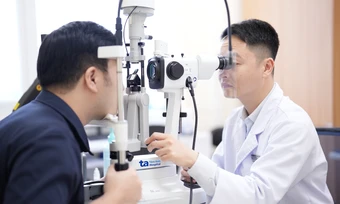 Vì sao bạn chỉ cận một bên mắt? - Báo TinVina