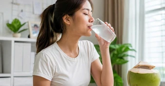Vì sao bạn nên uống nước dừa vào buổi sáng khi bụng đói?