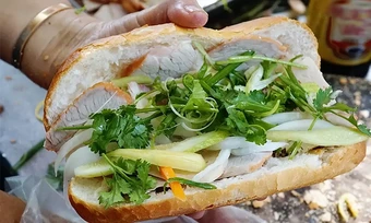 Vì sao bánh mì liên tiếp gây ngộ độc hàng loạt?