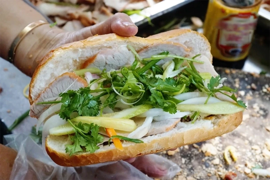 Vì sao bánh mì liên tiếp gây ngộ độc hàng loạt? Vì sao bánh mì liên tiếp gây ngộ độc hàng loạt?
