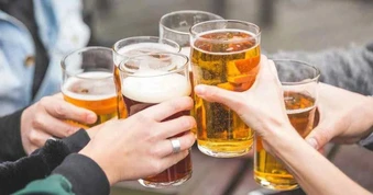 Vì sao bị đau chân sau cuộc nhậu?