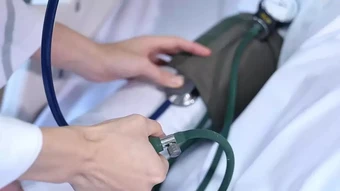 Vì sao huyết áp vẫn cao dù uống thuốc đều đặn? - Báo TinVina
