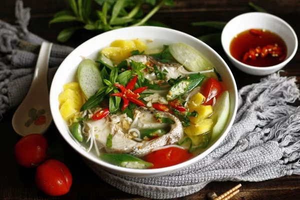 Vì sao không nên nấu canh cá bằng nước lạnh?