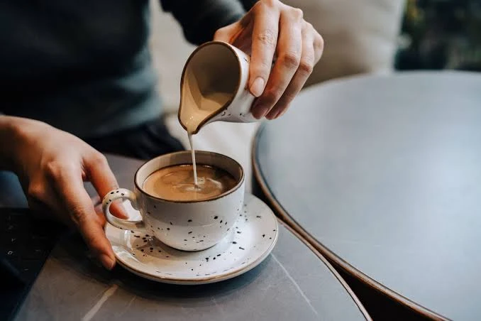 Vì sao không nên uống cà phê vào buổi sáng sớm?