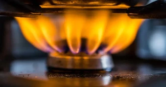 Vì sao lửa bếp gas bỗng chuyển màu cam? Có 1 nguyên nhân không nên xem nhẹ
