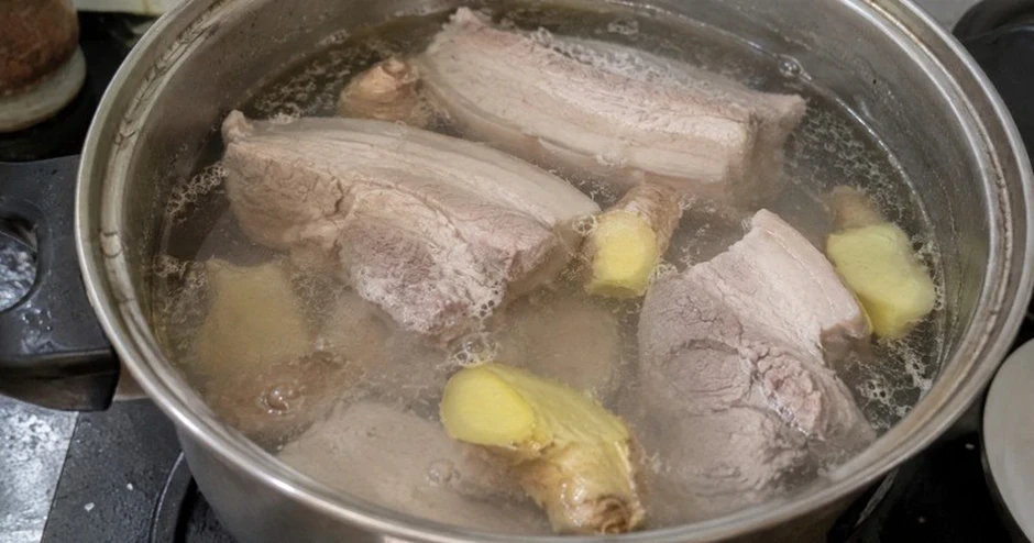 Vì sao nên đập dập một củ gừng vào nồi luộc thịt? Nhiều người ước biết sớm hơn