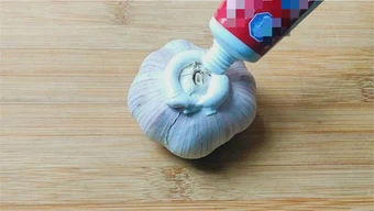 Vì sao ngày càng nhiều gia đình bôi kem đánh răng lên tỏi rồi đặt trong phòng tắm?