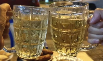 Vì sao nghiện bia nhưng lười uống nước?