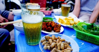 Vì sao nhiều người có thể uống 10 cốc bia nhưng "chào thua" 2 lít nước?
