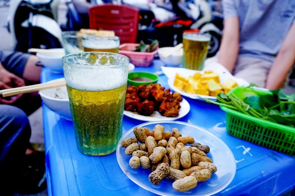 Vì sao nhiều người có thể uống 10 cốc bia nhưng "chào thua" 2 lít nước? Vì sao nhiều người có thể uống 10 cốc bia nhưng "chào thua" 2 lít nước?