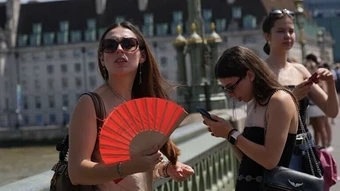 Vì sao phụ nữ chịu nắng nóng kém hơn nam giới?