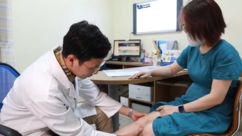 Vì sao phụ nữ dễ bị thoái hóa khớp gối? - Báo TinVina