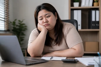 Vì sao phụ nữ dễ tích mỡ vòng eo? - Báo TinVina