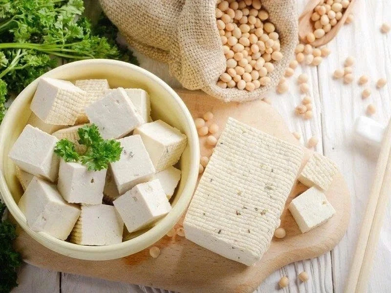 Vì sao sau tuổi 40 nên tăng cường trứng, cá, sữa và đậu?