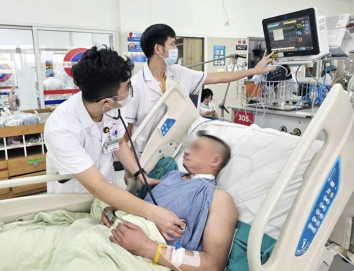 VIDEO: Chờ xét nghiệm sau khi đi bộ vào bệnh viện khám, người đàn ông đột ngột ngừng tim VIDEO: Chờ xét nghiệm sau khi đi bộ vào bệnh viện khám, người đàn ông đột ngột ngừng tim