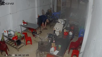 Video lúc 4h sáng: Người đàn ông đang tập thể dục bất ngờ đổ gục, tay chân giãy run