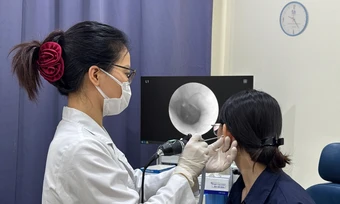 Viêm tai ngoài do thói quen ngoáy tai bằng lông vũ - Báo TinVina