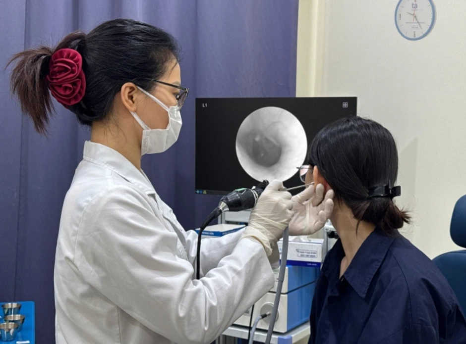 Viêm tai ngoài do thói quen ngoáy tai bằng lông vũ - Báo TinVina Viêm tai ngoài do thói quen ngoáy tai bằng lông vũ - Báo TinVina