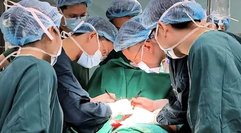 Việt kiều 43 tuổi hoại tử vú sau phẫu thuật thẩm mỹ liên tiếp, bác sĩ cảnh báo biến chứng nguy hiểm