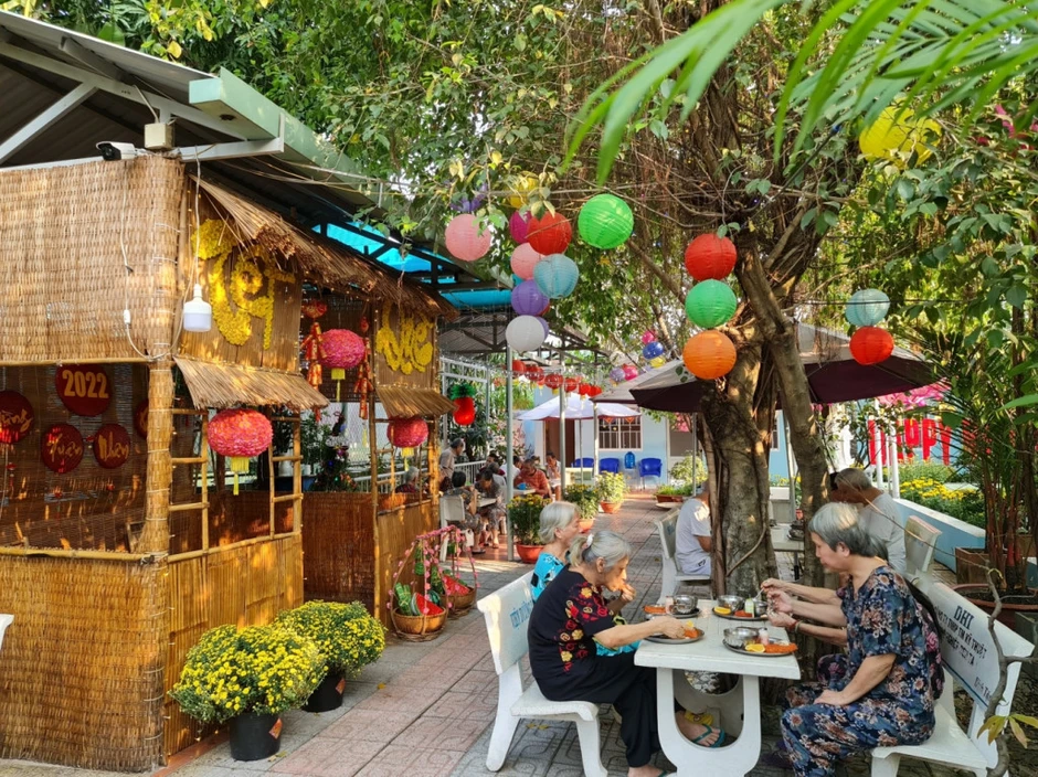 Việt Nam đã có "nhà dưỡng lão" cực xanh mát, nhiều hồ nước và khuôn viên rộng rãi: Tổ chức sinh nhật đủ đầy hàng tháng, nhận chăm sóc trọn đời từ 500 triệu Việt Nam đã có "nhà dưỡng lão" cực xanh mát, nhiều hồ nước và khuôn viên rộng rãi: Tổ chức sinh nhật đủ đầy hàng tháng, nhận chăm sóc trọn đời từ 500 triệu