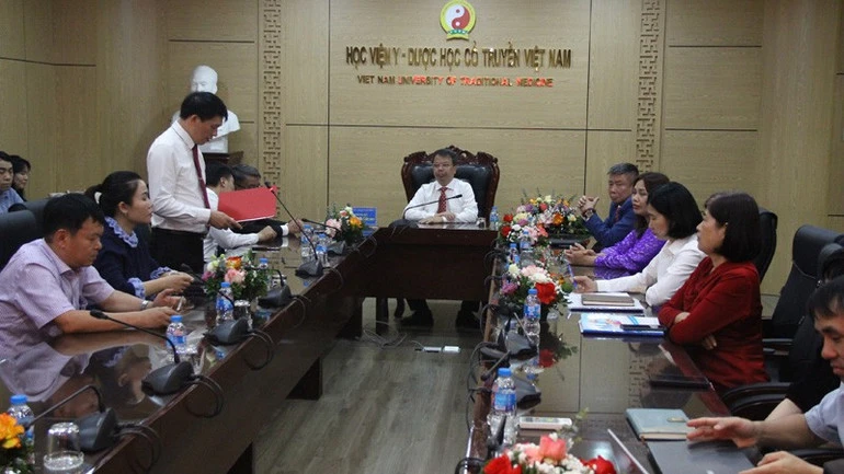Vinh dự, trách nhiệm lớn trong công tác đào tạo, nghiên cứu lĩnh vực Y- Dược học cổ truyền Vinh dự, trách nhiệm lớn trong công tác đào tạo, nghiên cứu lĩnh vực Y- Dược học cổ truyền