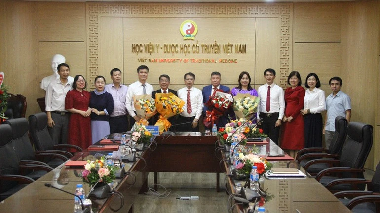 Vinh dự, trách nhiệm lớn trong công tác đào tạo, nghiên cứu lĩnh vực Y- Dược học cổ truyền Vinh dự, trách nhiệm lớn trong công tác đào tạo, nghiên cứu lĩnh vực Y- Dược học cổ truyền