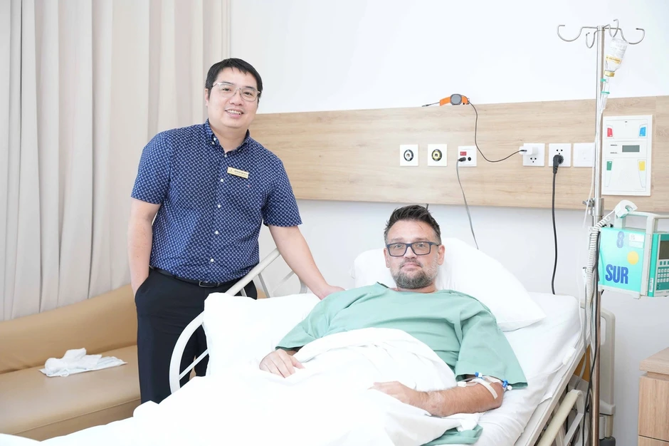 Vinmec Hải Phòng áp dụng thành công kỹ thuật thay khớp vai đảo ngược cho bệnh nhân người Anh Vinmec Hải Phòng áp dụng thành công kỹ thuật thay khớp vai đảo ngược cho bệnh nhân người Anh