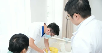 Vinmec Hải Phòng phẫu thuật xuyên đêm nối gân và mạch máu cho bệnh nhân bị cưa máy văng vào người