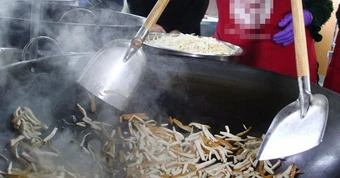 Vợ chồng chủ cửa hàng buffet cùng mắc ung thư phổi vì 3 thói quen nấu nướng suốt 20 năm