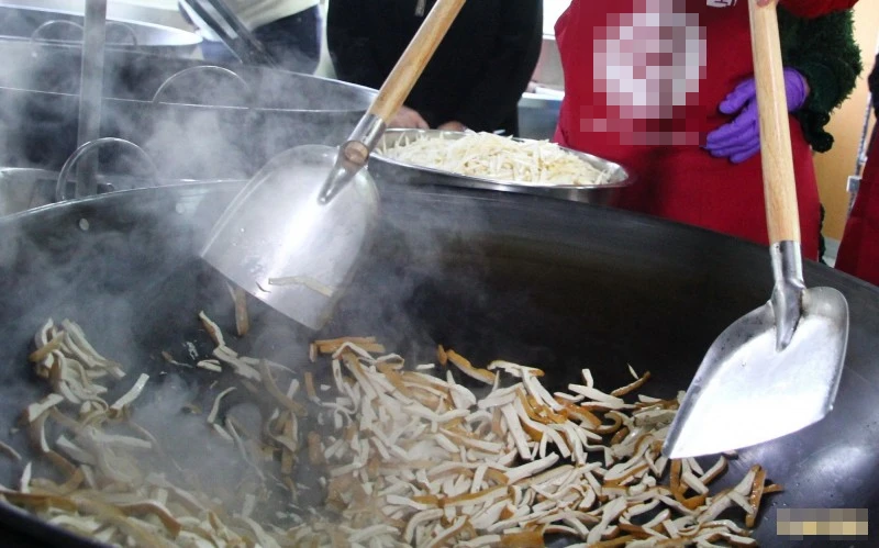 Vợ chồng chủ cửa hàng buffet cùng mắc ung thư phổi vì 3 thói quen nấu nướng suốt 20 năm Vợ chồng chủ cửa hàng buffet cùng mắc ung thư phổi vì 3 thói quen nấu nướng suốt 20 năm