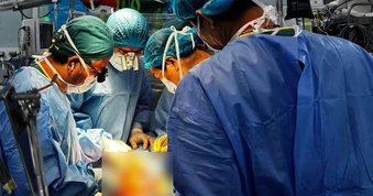Vỡ tinh hoàn sau khi bi đá trúng vùng kín