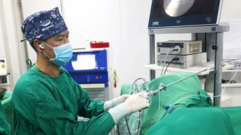 Vòng tránh thai đi 'lạc' bám đầy sỏi