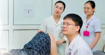 Vòng tránh thai lệch vị trí suốt 25 năm được lấy thành công
