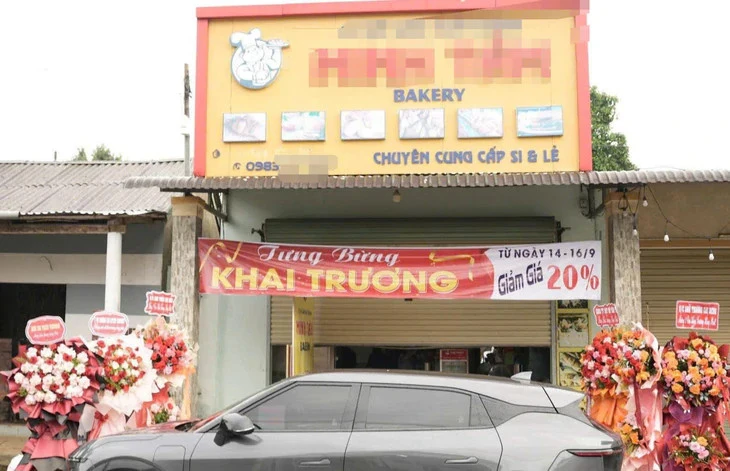 Vụ 46 người đau bụng, nôn sốt sau khi ăn bánh mì: Mẹ và vợ chủ tiệm cùng nhập viện vì ăn bánh mì cùng ngày, chủ tiệm gửi lời xin lỗi Vụ 46 người đau bụng, nôn sốt sau khi ăn bánh mì: Mẹ và vợ chủ tiệm cùng nhập viện vì ăn bánh mì cùng ngày, chủ tiệm gửi lời xin lỗi