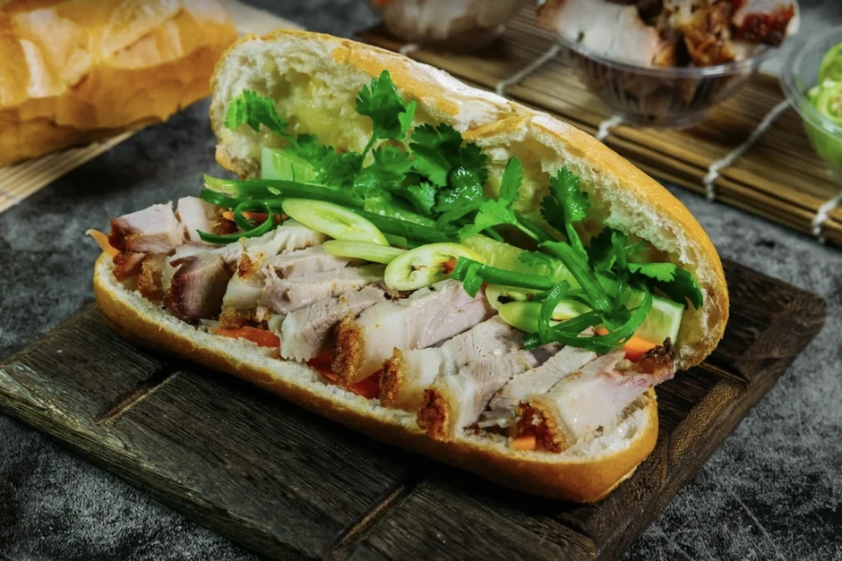 Vụ đi cấp cứu hàng loạt sau ăn bánh mì ở TPHCM: Nạn nhân tăng lên 22 người