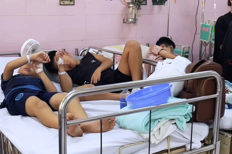 Vụ hàng chục học sinh ở TPHCM nghi ngộ độc: Tăng nhiều trẻ điều trị nội trú Vụ hàng chục học sinh ở TPHCM nghi ngộ độc: Tăng nhiều trẻ điều trị nội trú