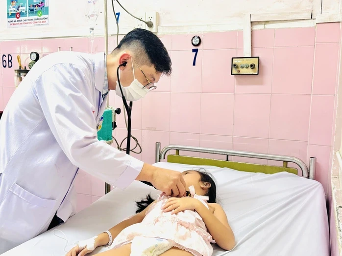 Vụ hàng chục học sinh tiểu học sốt, đau bụng: Tìm ra nguyên nhân ban đầu