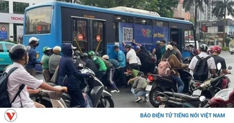 Vụ hàng chục người nâng xe buýt cứu cô gái ở Hà Nội: Sức khoẻ nạn nhân giờ ra sao?