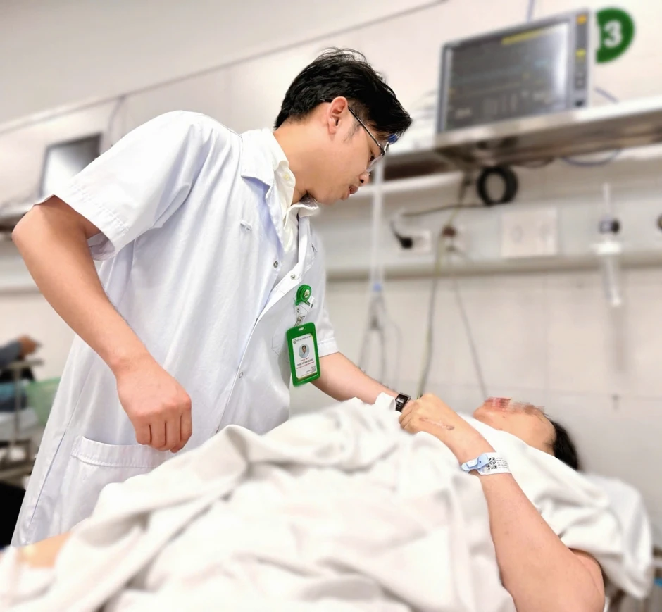Vụ hàng chục người nâng xe buýt cứu cô gái ở Hà Nội: Sức khoẻ nạn nhân giờ ra sao?