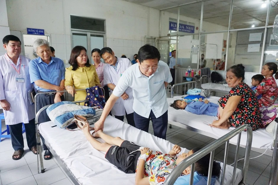 Vụ nghi ngộ độc sau bữa trưa ở trường học: Ca nhập viện lên 69, bộ và tỉnh chỉ đạo khẩn Vụ nghi ngộ độc sau bữa trưa ở trường học: Ca nhập viện lên 69, bộ và tỉnh chỉ đạo khẩn