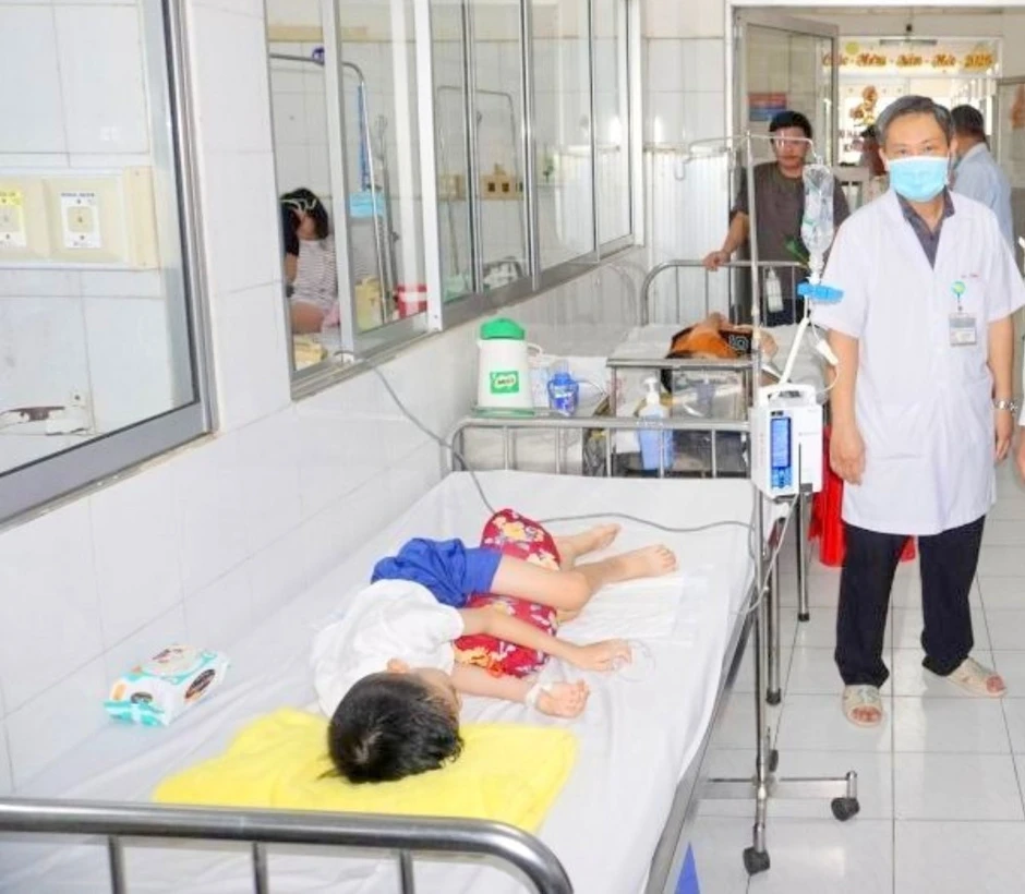 Vụ nghi ngộ độc sau bữa trưa ở trường học: Số nạn nhân tăng lên 56 em, có 2 ca nặng Vụ nghi ngộ độc sau bữa trưa ở trường học: Số nạn nhân tăng lên 56 em, có 2 ca nặng