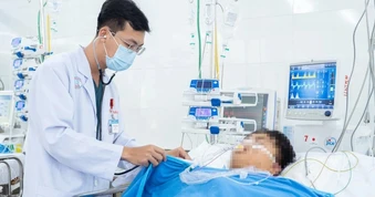 Vụ xe khách lao xuống vực, 15 người thương vong: Xuyên đêm cấp cứu nạn nhân