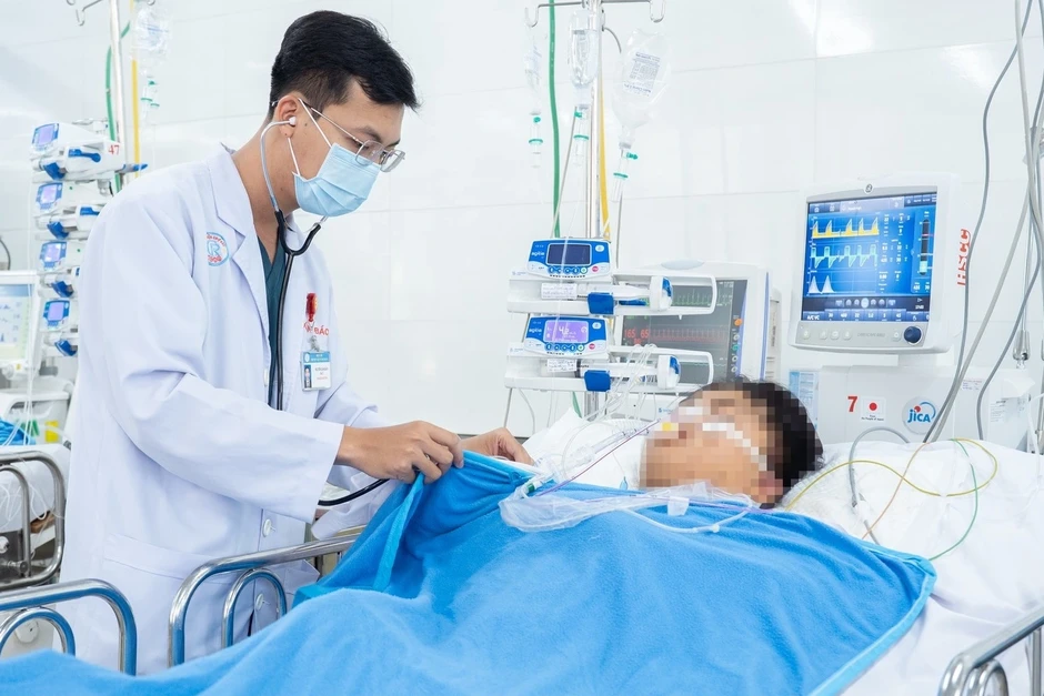 Vụ xe khách lao xuống vực, 15 người thương vong: Xuyên đêm cấp cứu nạn nhân Vụ xe khách lao xuống vực, 15 người thương vong: Xuyên đêm cấp cứu nạn nhân