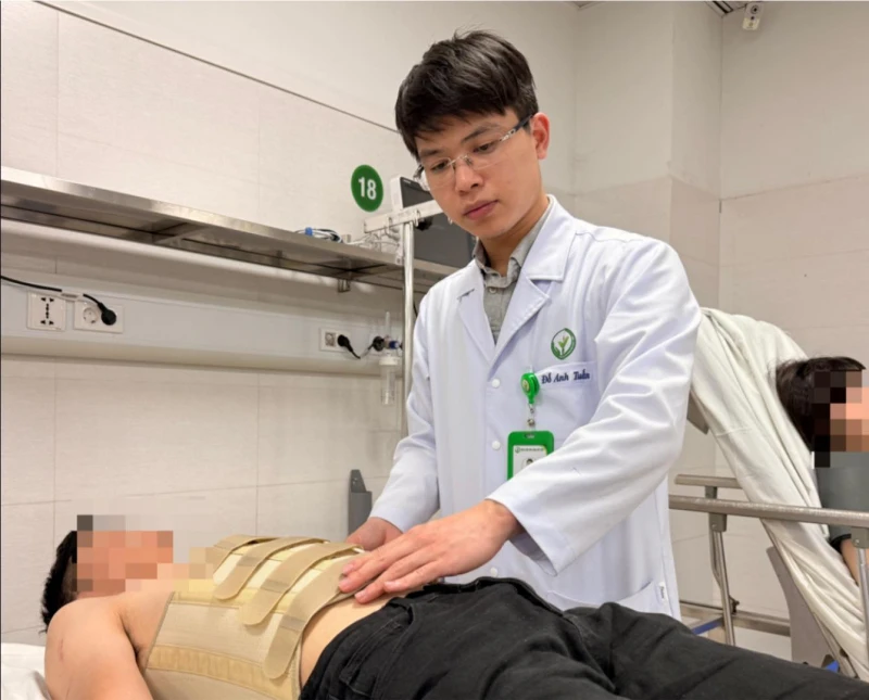 Vụ xe khách lao xuống vực sâu 100m: Bệnh viện Việt Đức cấp cứu 4 nạn nhân Vụ xe khách lao xuống vực sâu 100m: Bệnh viện Việt Đức cấp cứu 4 nạn nhân